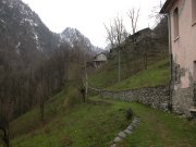 In cammino verso le altre
frazioni del vallone di La Manda
(6175 bytes)